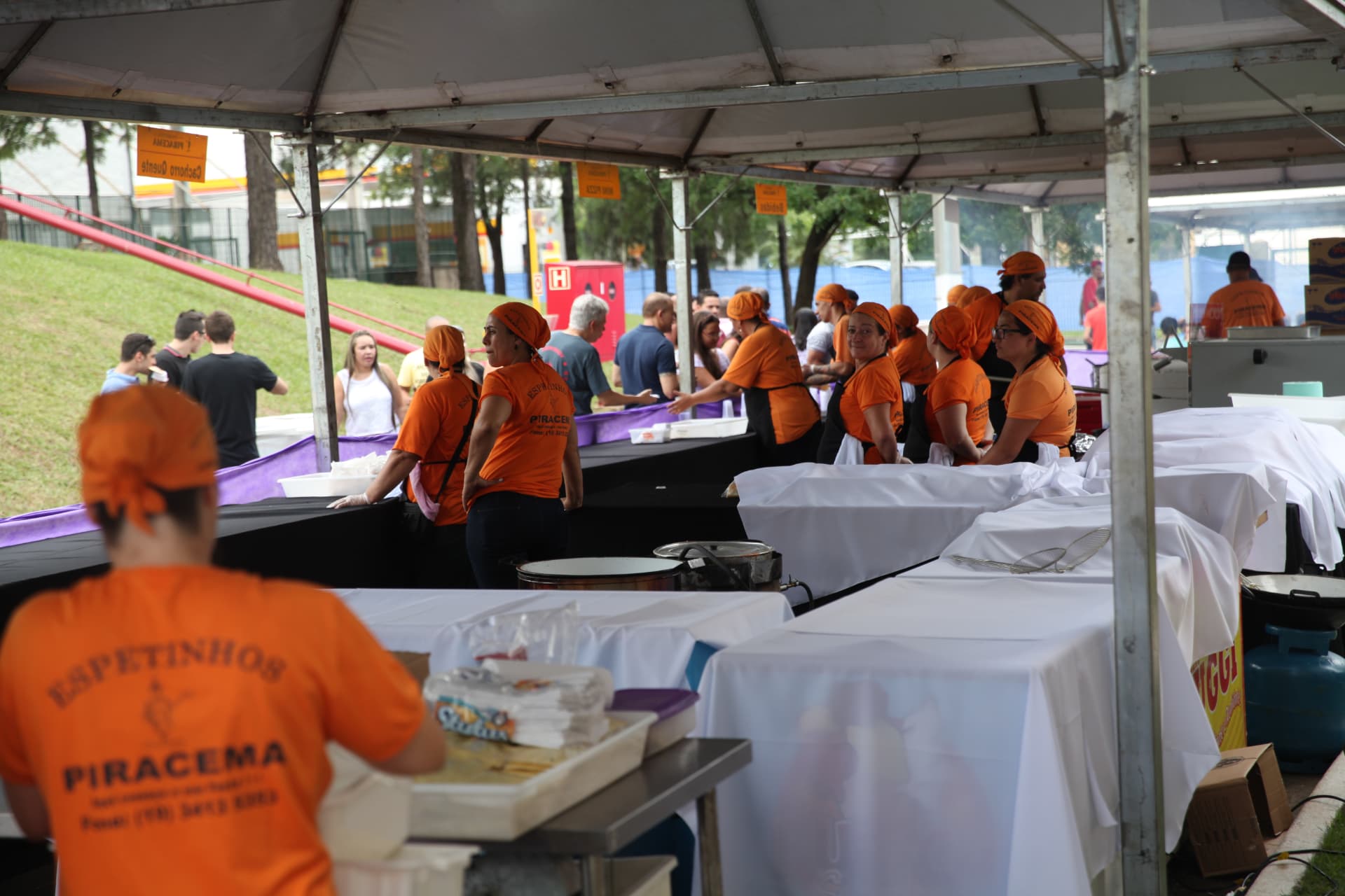 Equipe em evento corporativo atendido pelos Espetinhos Piracema