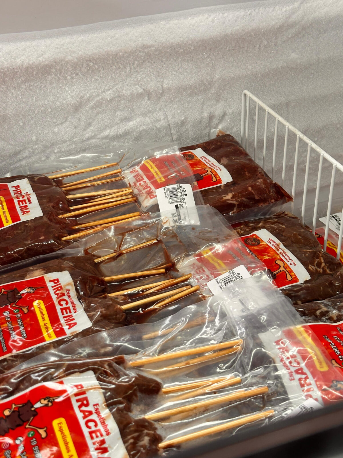 Espetos de alcatra embalados no freezer da loja