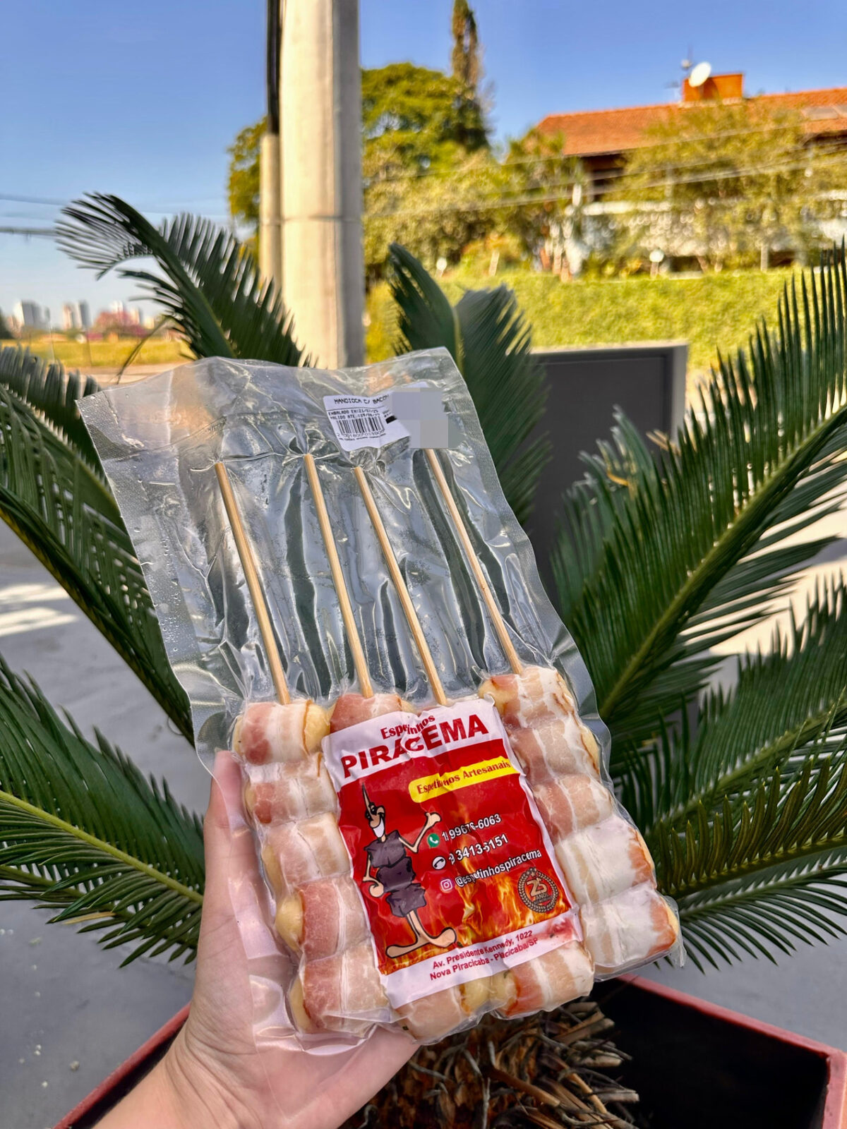 Espetos de mandioca com bacon embalados a vácuo