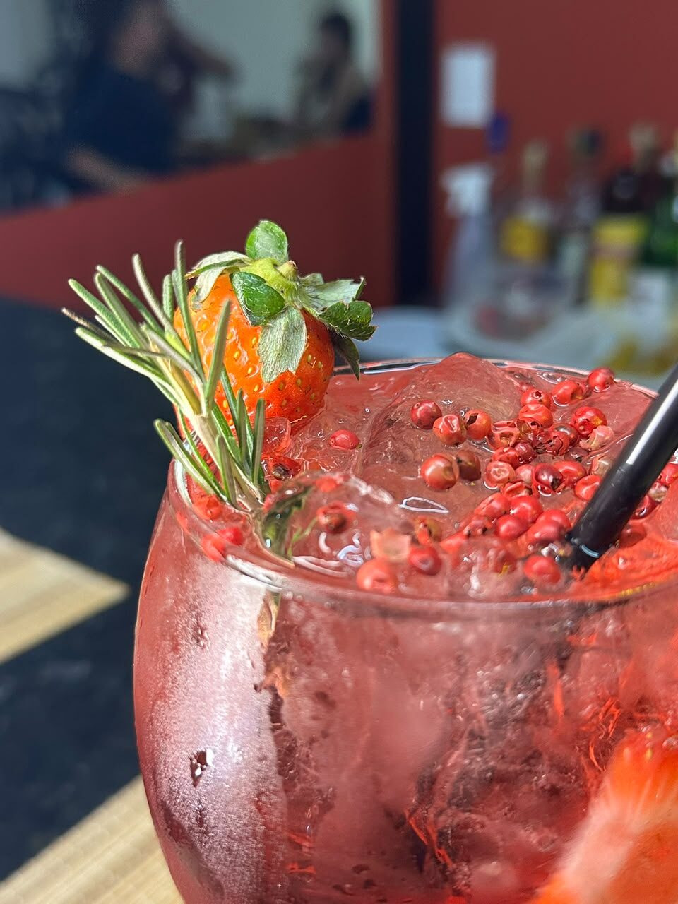 Drink de morango com pimenta rosa e alecrim