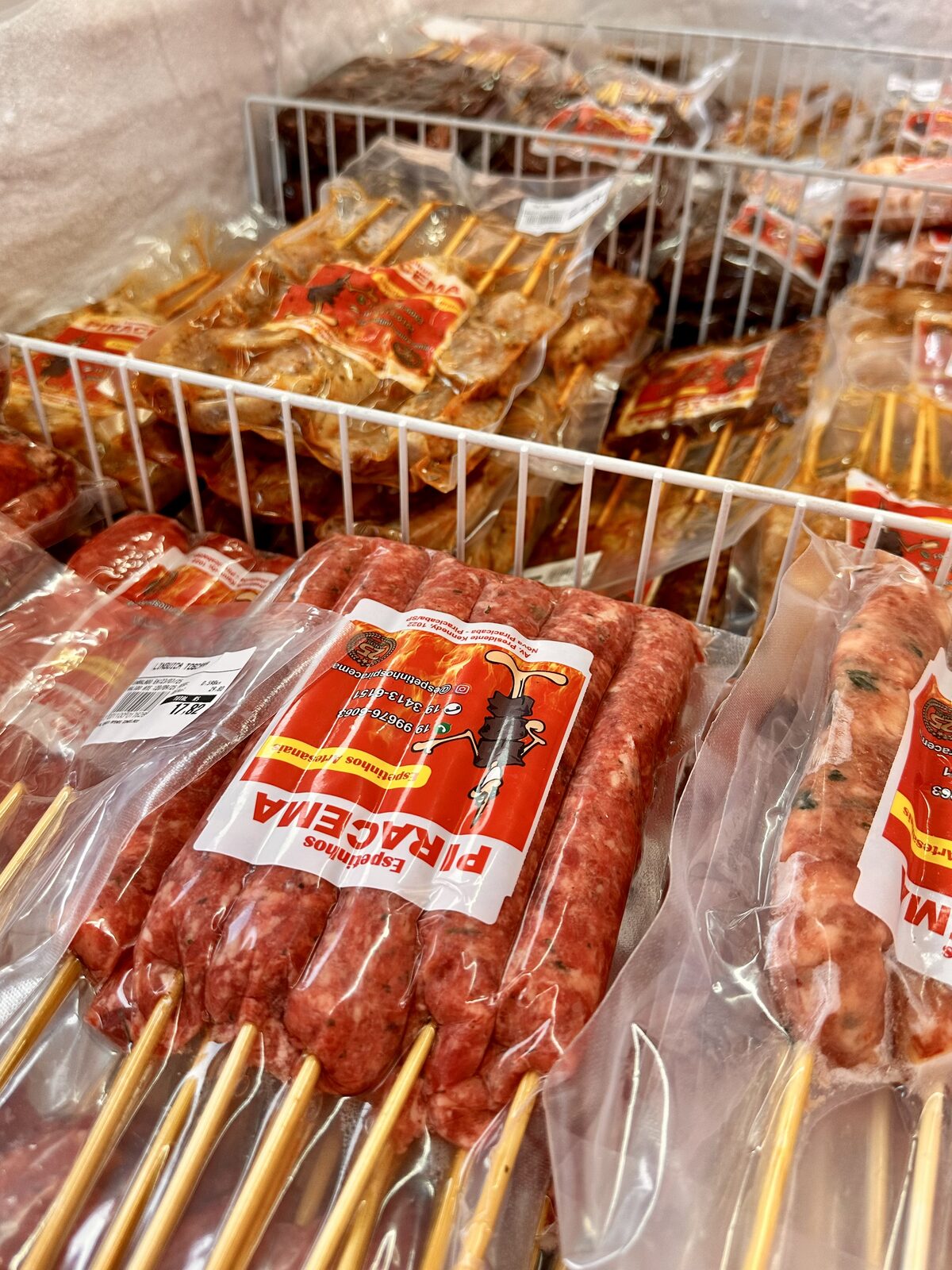 Freezer com linguiças e espetos artesanais embalados