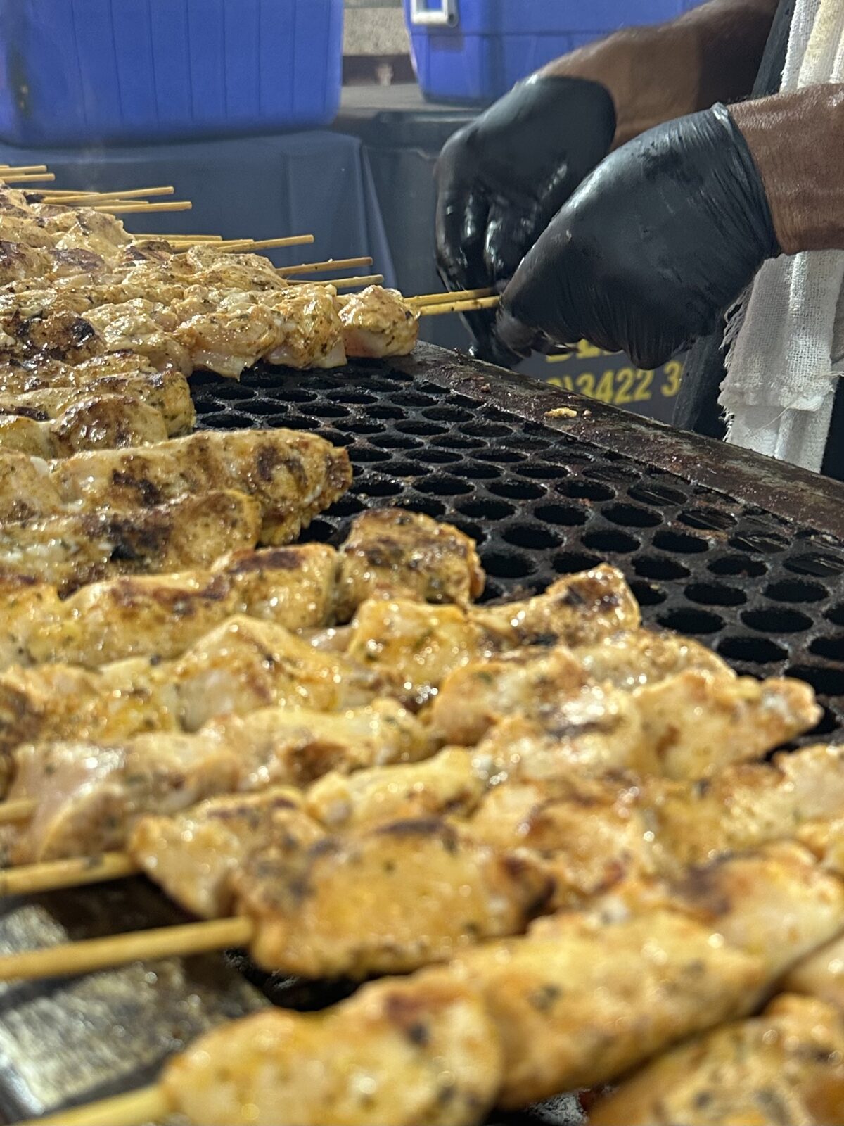 Espetinhos artesanais preparados pela Piracema