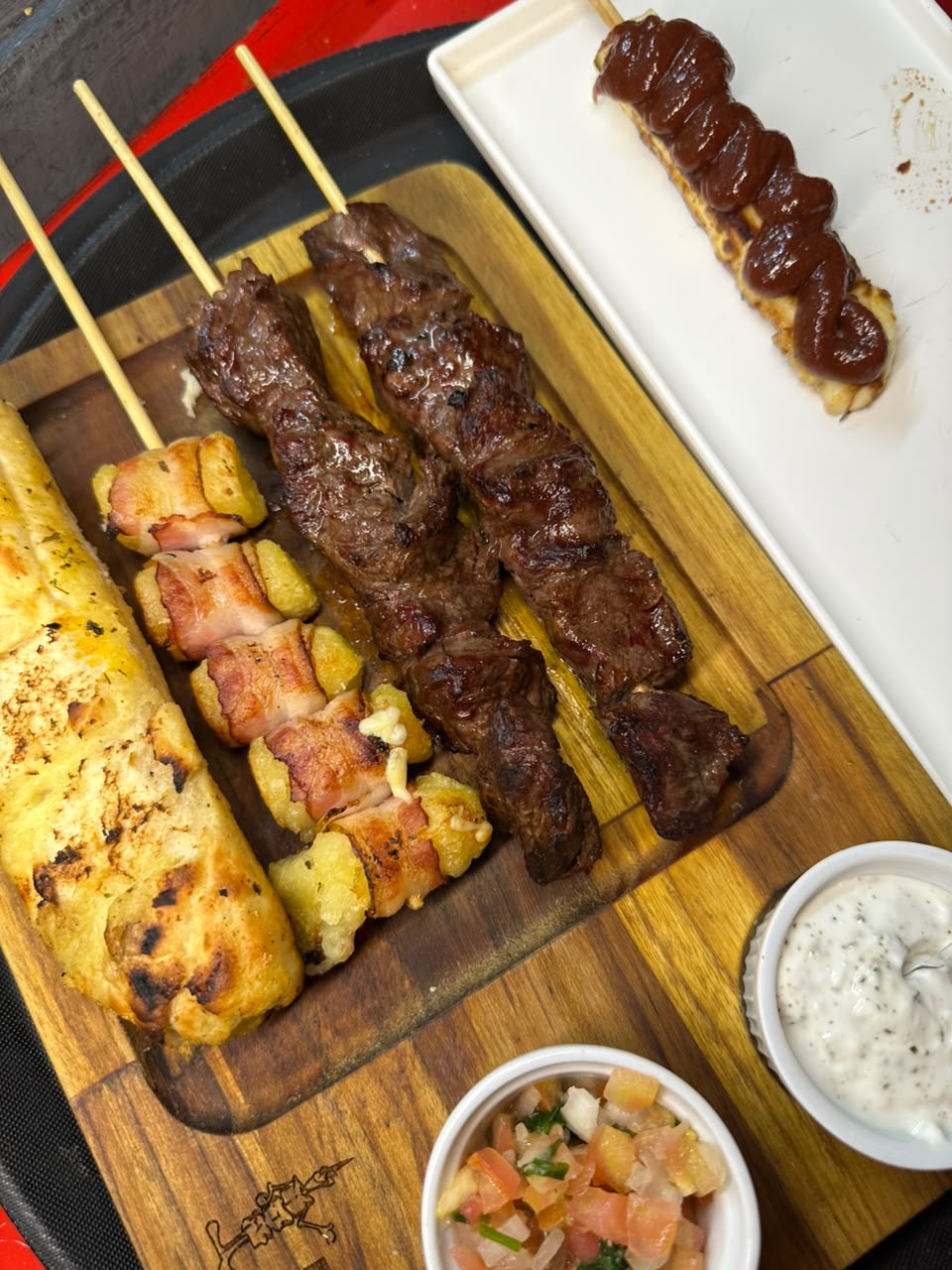 Tábua com espetinhos, queijo coalho e acompanhamentos
