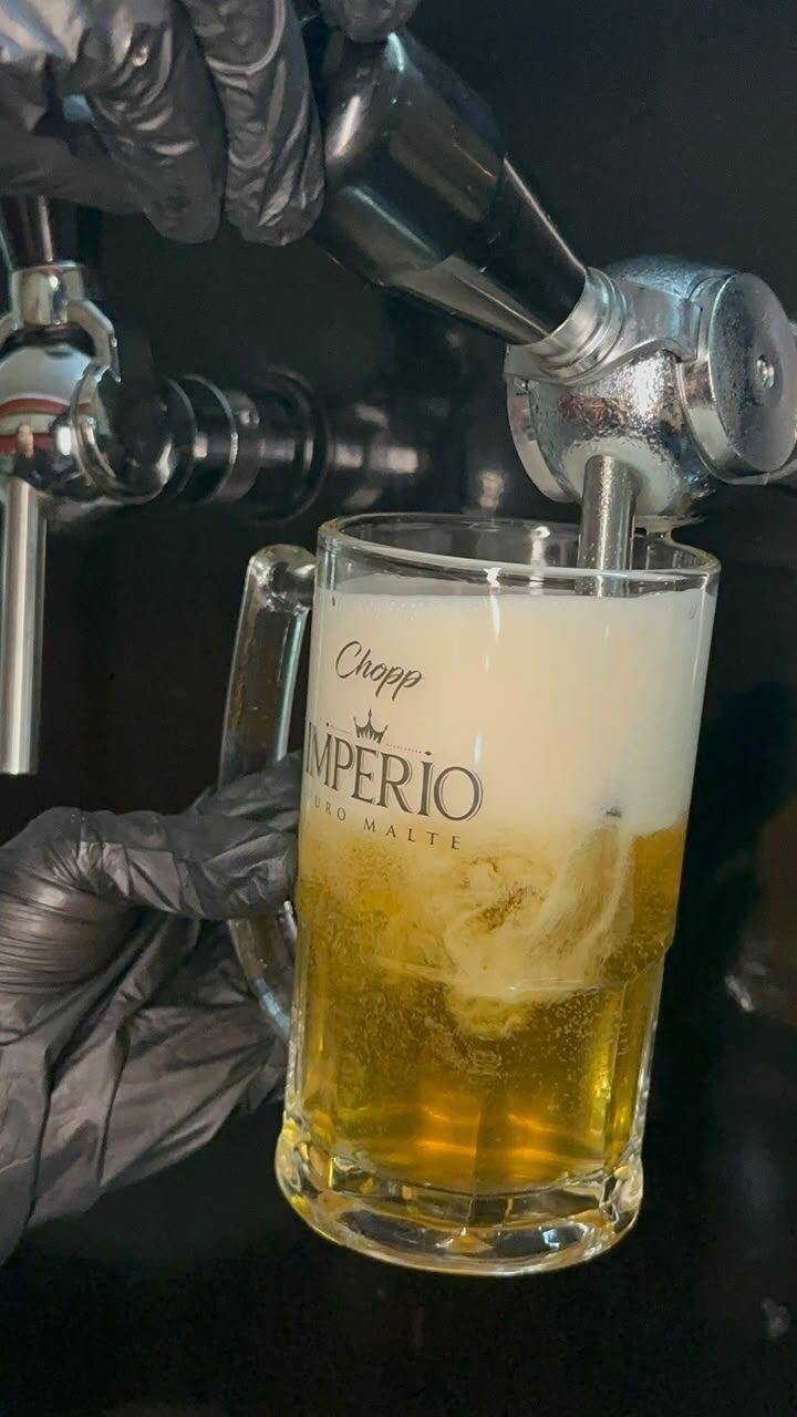 Chopp gelado sendo tirado na torneira da Espetaria