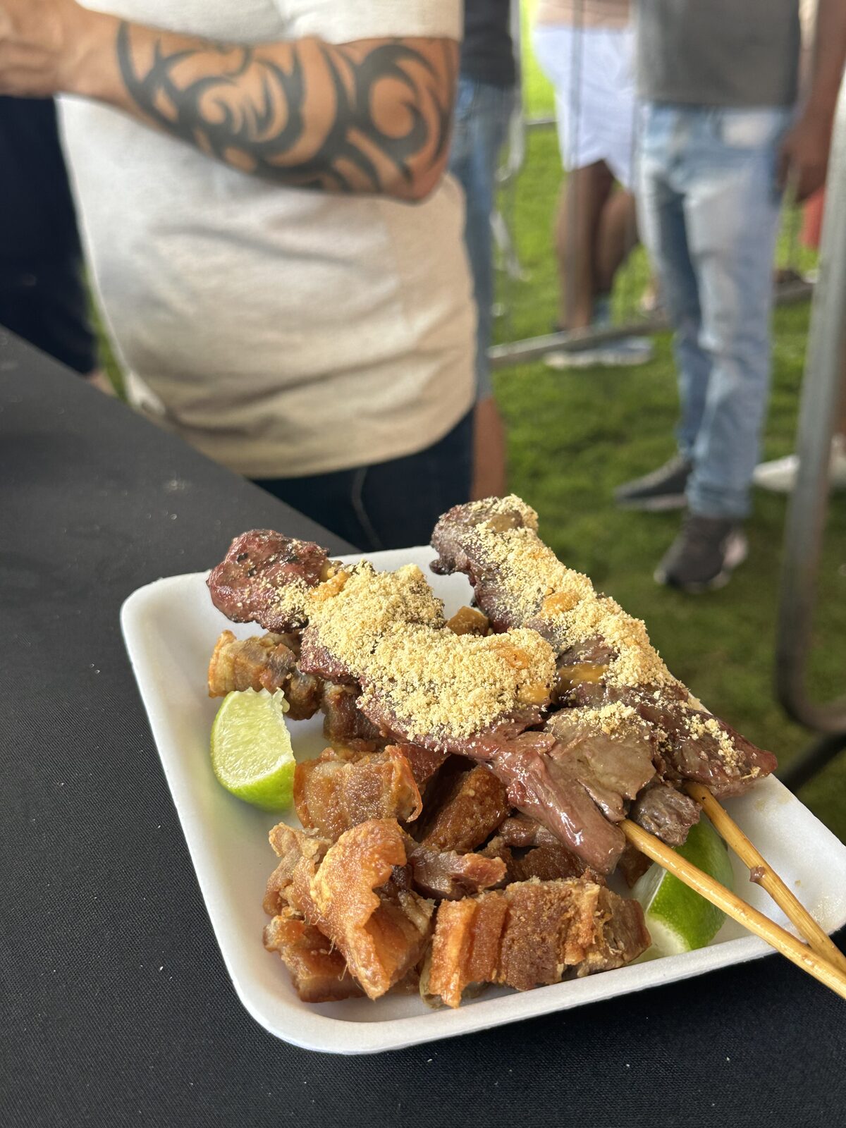 Mesa de acompanhamentos servida no evento corporativo