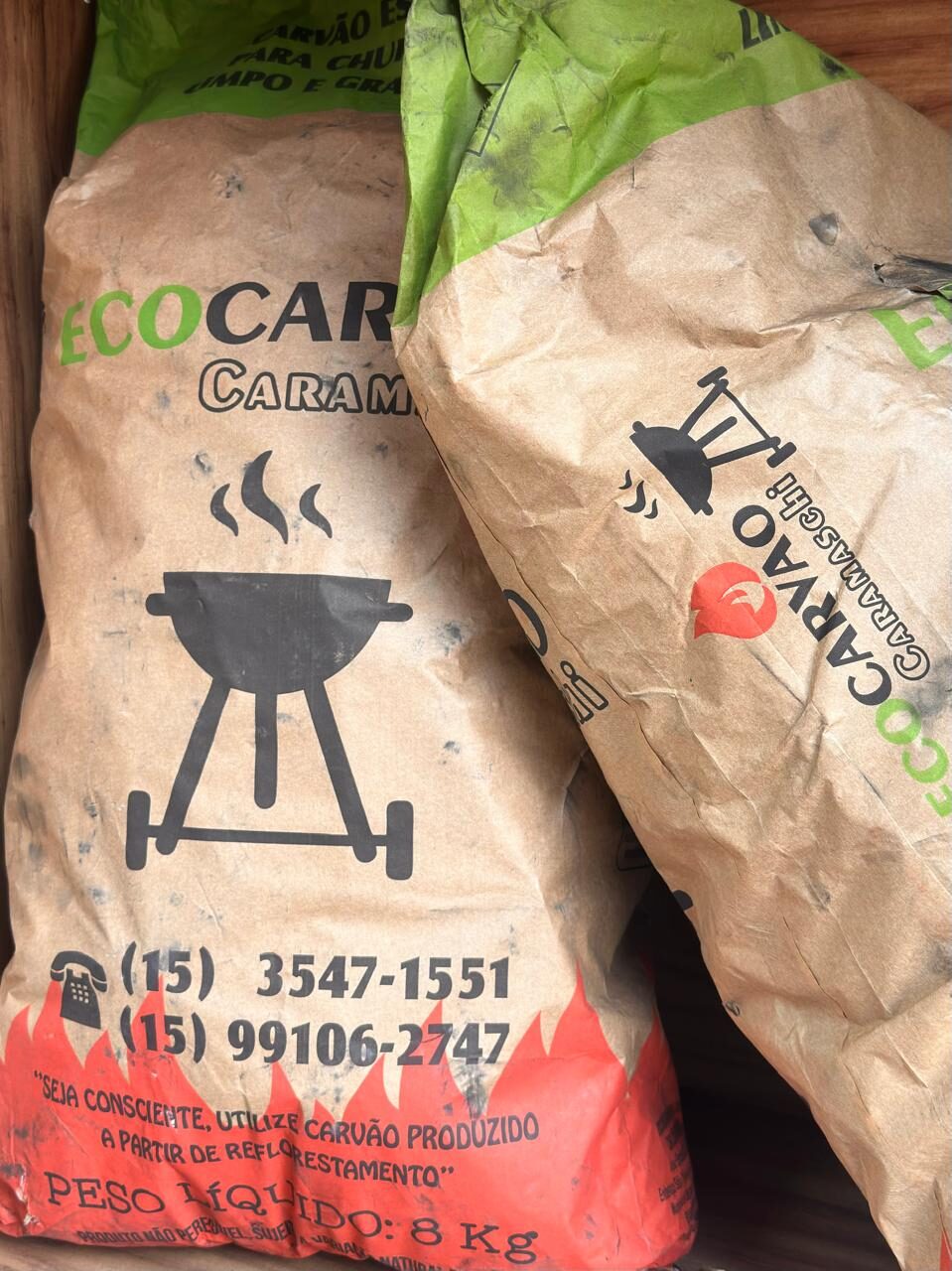 Sacos de carvão ecológico de 8 kg disponíveis na loja