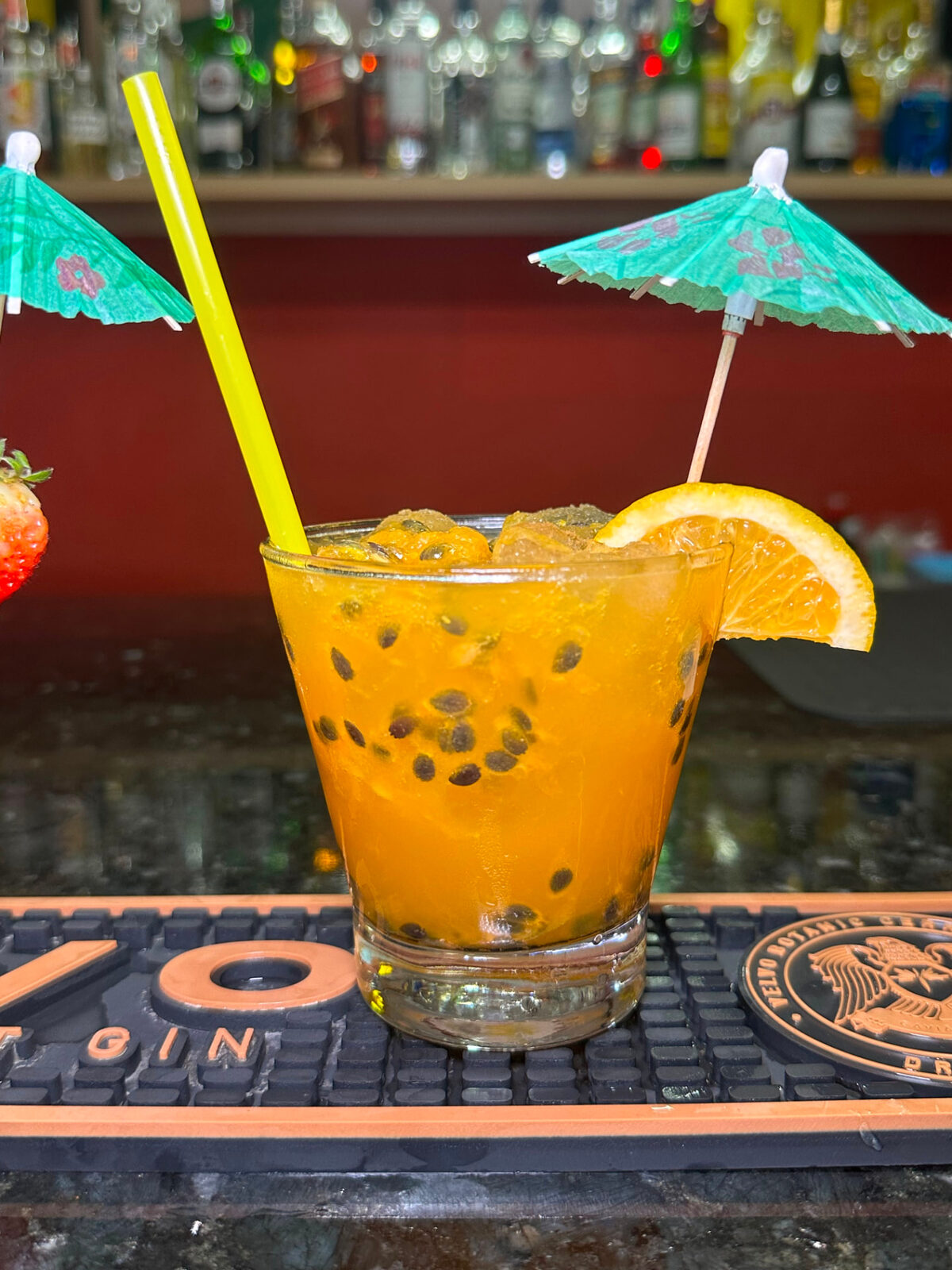 Drink de maracujá servido no balcão do bar da Espetaria