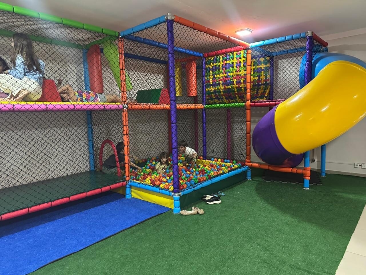 Espaço Kids com brinquedão, escorregador e piscina de bolinhas